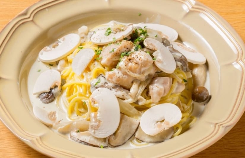 つくば鶏と七会きのこセンター・3種きのこのクリームパスタ